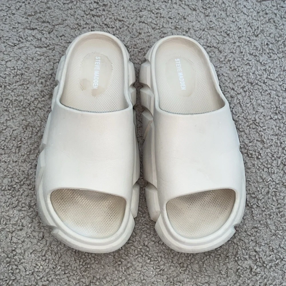 STEVE MADDEN Flatform foam slide sandals size 10
